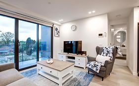 The Hamptons -Coastal Luxe Dual Suite - 2 Bed 2 Bath, Rooftop Pool & Free Parking